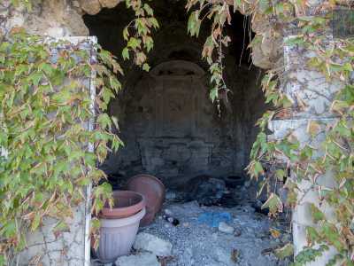 Non ci resta ora che entrare: il portone del resto non esiste e risulta cos� facile varcare l�ingresso
